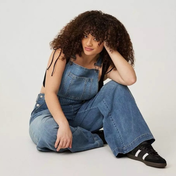 Torrid classic denim bib overalls. Front & back pockets 98% cotton. Plus size 26 - Picture 6 of 12